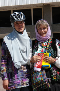 Велосипедистка из Киева и автомобилистка из Львова встретились на иранской границе. Автор фото Александр Любенко (Любен)