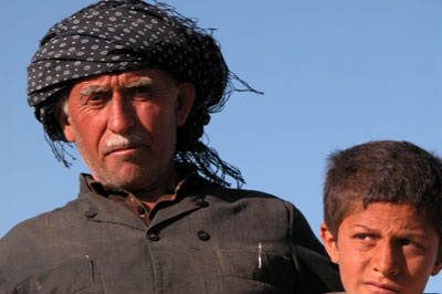 Иранский пастух. На самом деле он не перс, а курд, о чем свидетельствует чалма и шаровары, которые в кадр не попали:) Автор фото Завирюхина Мария (Масяня)
